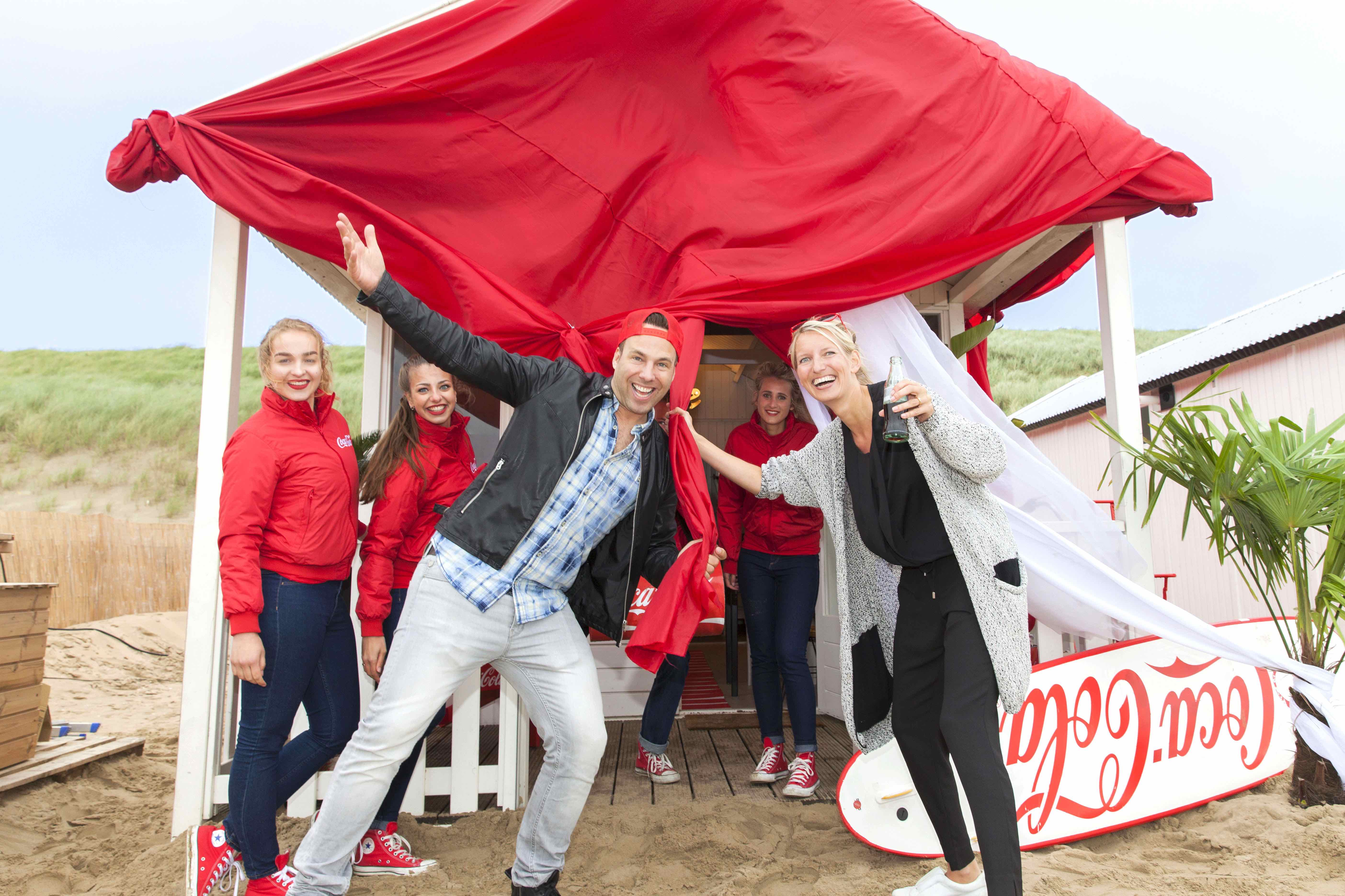 Coca-Cola lanceert blikjes en PET-flessen die verkleuren bij juiste